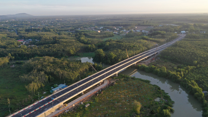 Dự kiến sẽ có 6 cây cầu và nhiều đường kết nối Tây Ninh và Bình Dương. Trong ảnh là cây cầu thứ ba nối huyện Dương Minh Châu (Tây Ninh) và huyện Dầu Tiếng (Bình Dương) mới được thông xe ngày 26-12-2022