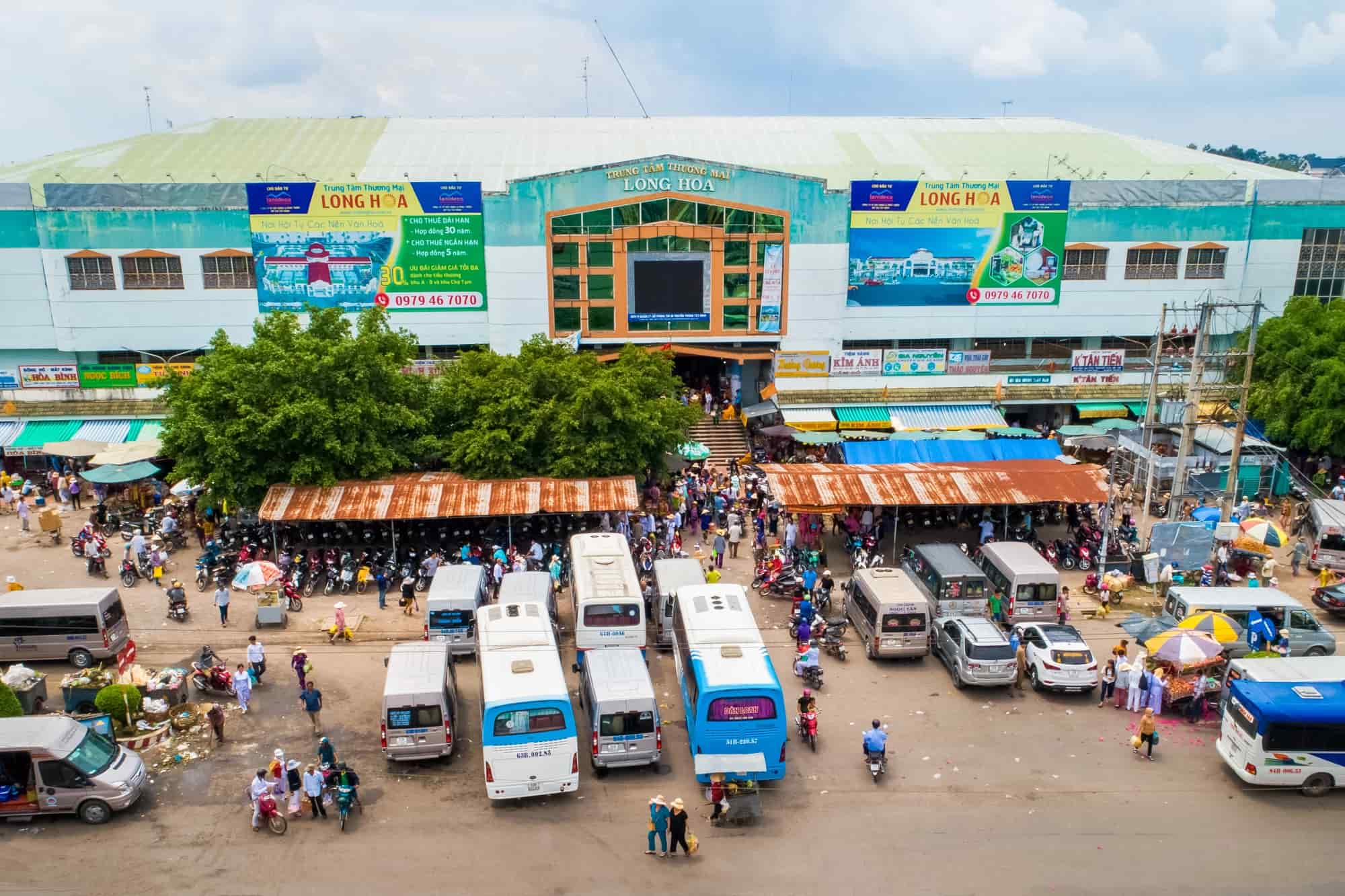 Chợ Long Hoa được xây dựng từ những năm 50 của thế kỷ trước. Nơi đây được xem là trung tâm mua bán hàng hóa, giao thương lớn nhất tỉnh và cũng là một trong những địa điểm tham quan của du khách mỗi khi đến Tây Ninh.