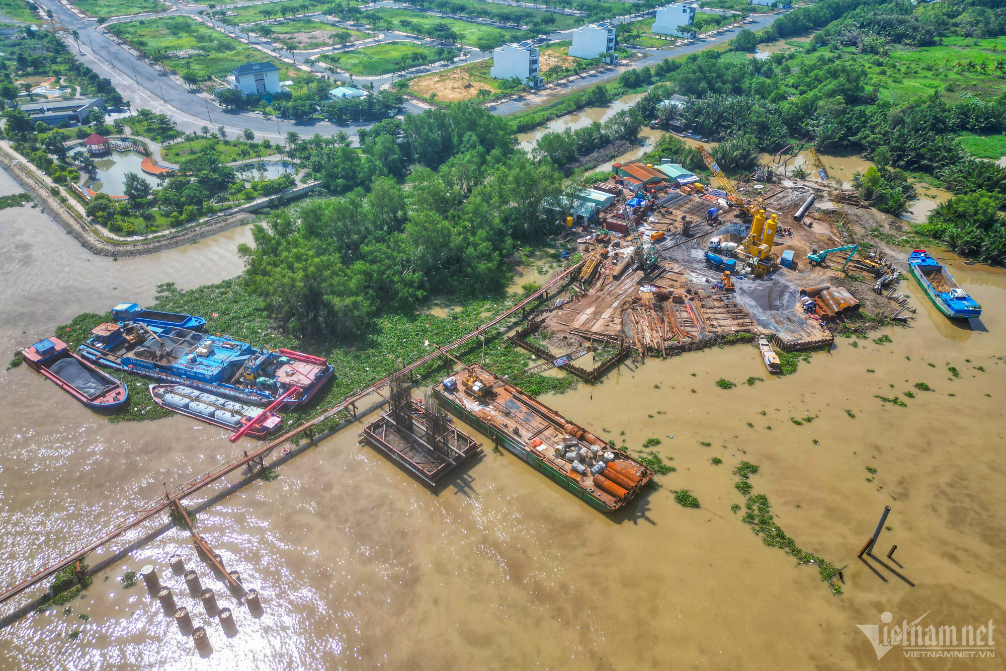 Đầu cầu bên phía Đồng Nai, vùng nước thuộc trụ cầu P12-P13, đoạn xã Long Tân, huyện Nhơn Trạch, Đồng Nai được vận động tập kết thiết bị, máy móc tạm.