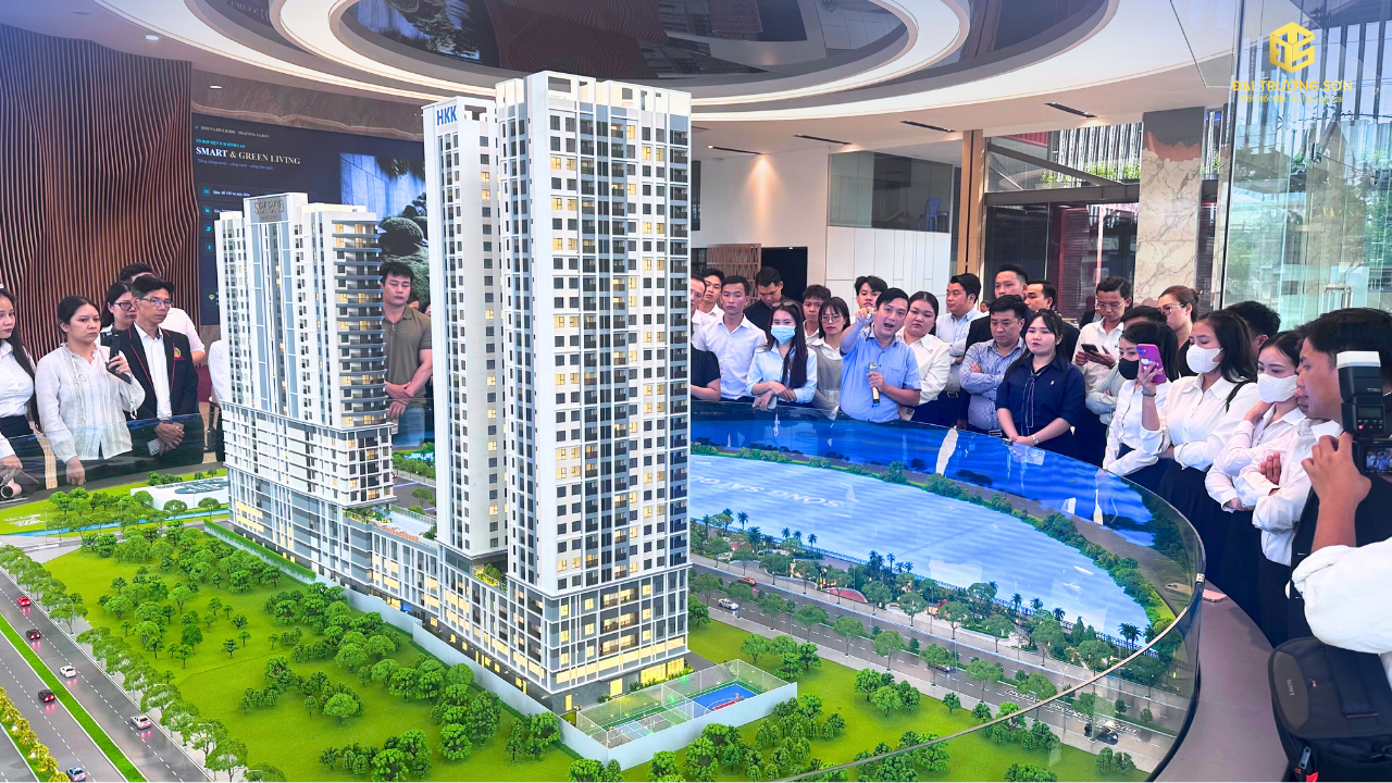 Khách tham dự quan sát trực tiếp sa bàn Serena Riverside để tìm hiểu quy hoạch và cách tổ chức không gian dự án.