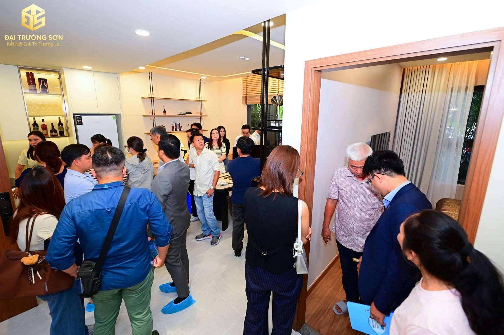 Khách hàng tham quan nhà mẫu Serena Riverside, trực tiếp khám phá thiết kế nội thất và trải nghiệm không gian sống tại dự án