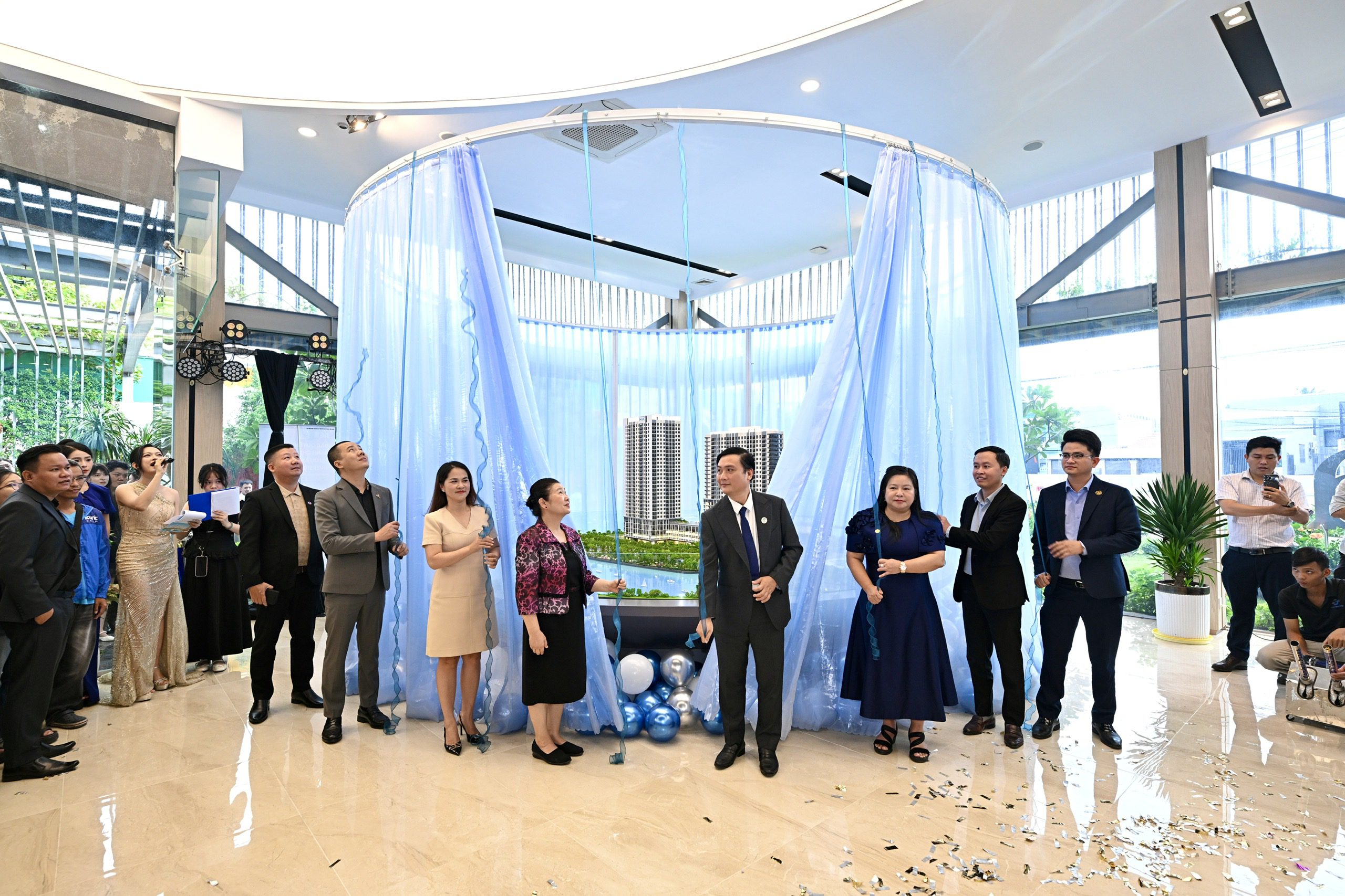 Nghi thức cắt băng khánh thành và ra mắt mô hình sa bàn dự án Serena Riverside.