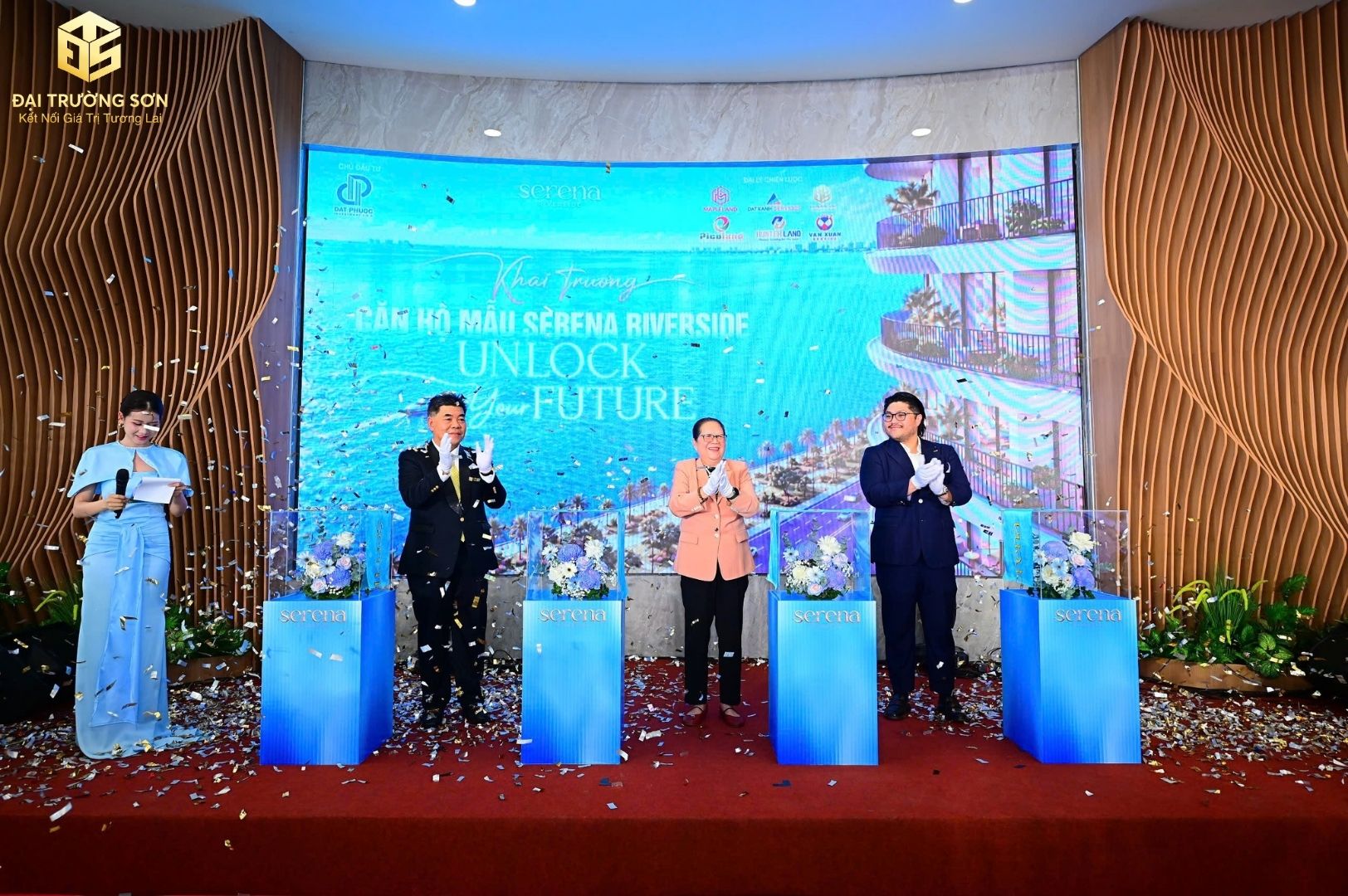 Lễ khai trương nhà mẫu Serena Riverside với sự tham gia của đại diện dự án, nghi thức chúc mừng và không gian sân khấu được đầu tư chỉn chu.