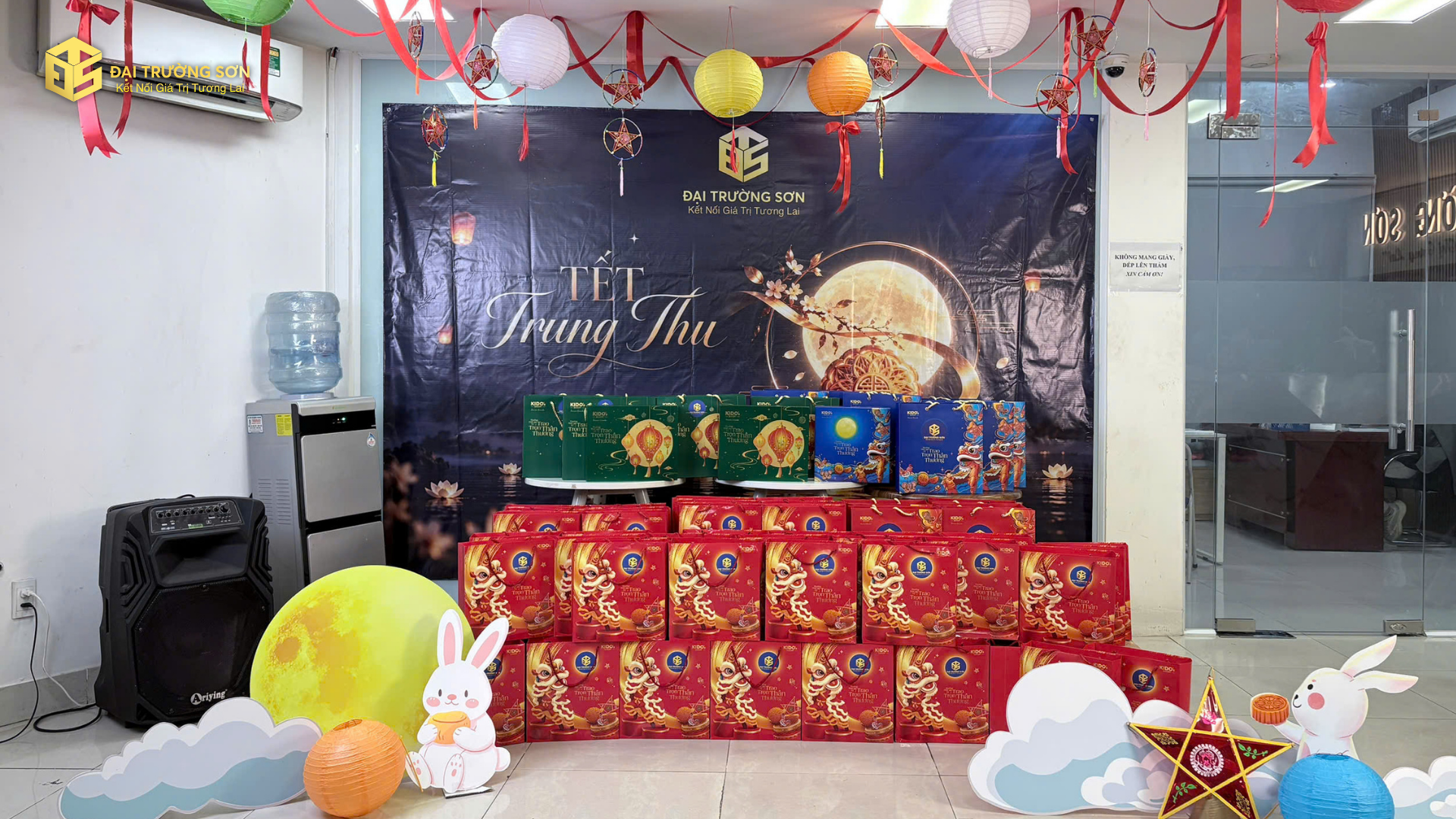 Không gian tiểu cảnh Tết Trung Thu được trang trí tại văn phòng Đại Trường Sơn.