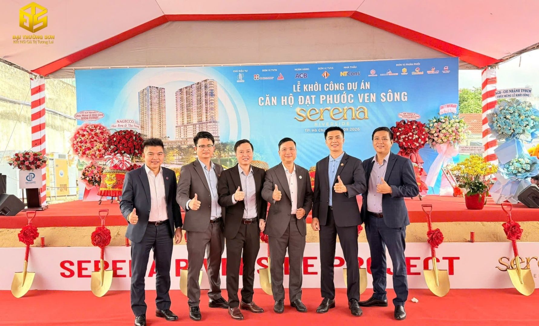 Đại diện các đơn vị đồng hành chụp ảnh lưu niệm tại lễ khởi công Serena Riverside.