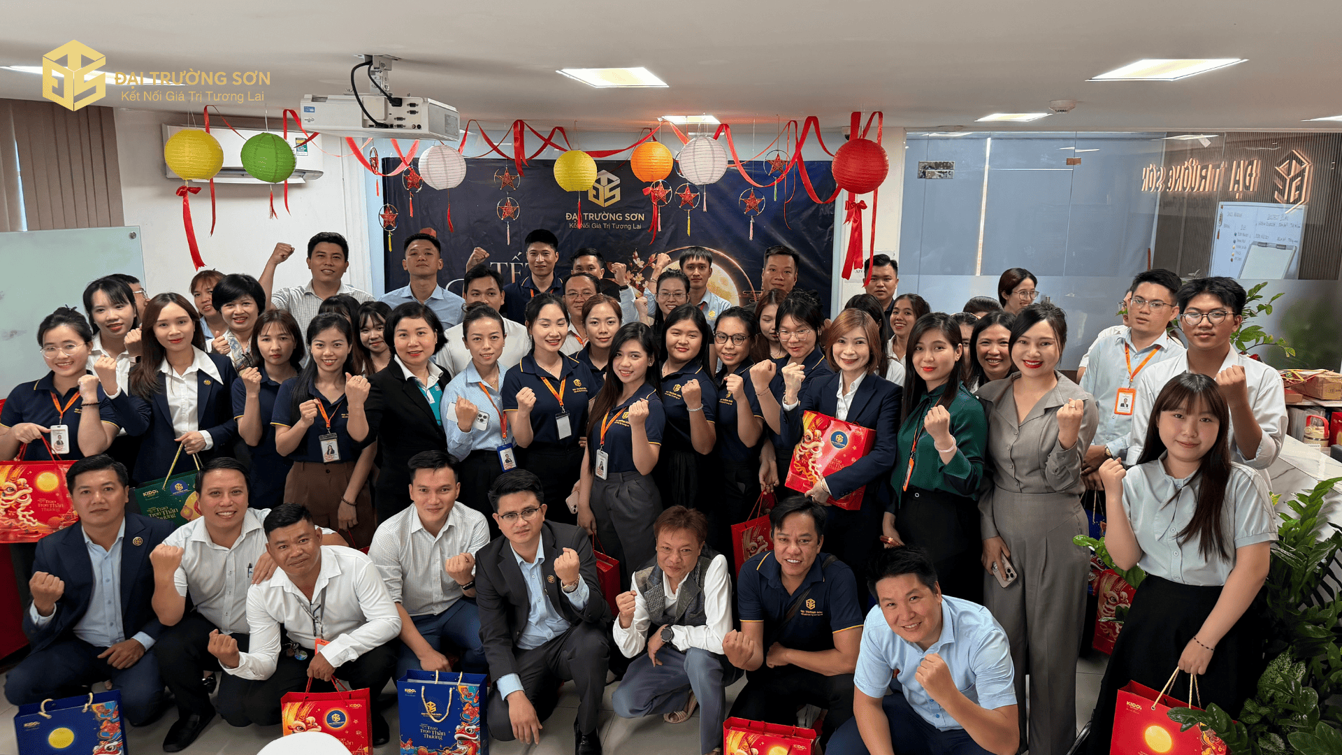 Tập thể cán bộ nhân viên Đại Trường Sơn cùng chụp ảnh mừng Tết Trung Thu